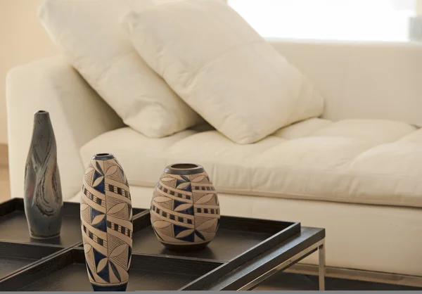 Drei Kunstvolle Vasen Auf Einem Holztisch Wohnzimmer Neben Weißem Sofa — Stockfoto