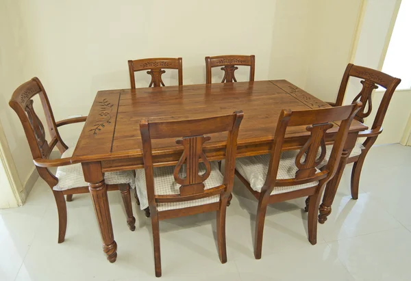 木制餐桌和六把椅子 — 图库照片