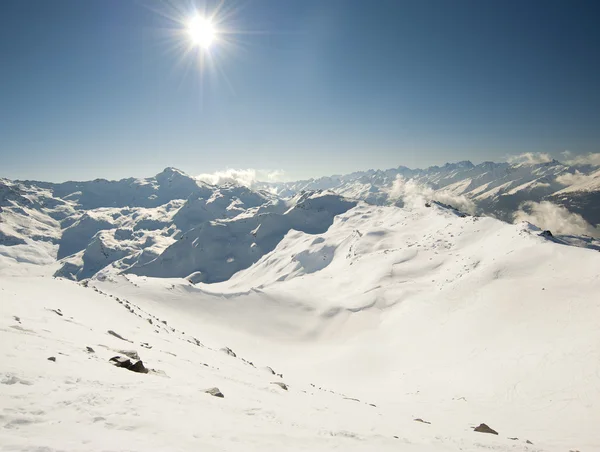雪に覆われた山々 を見る — ストック写真