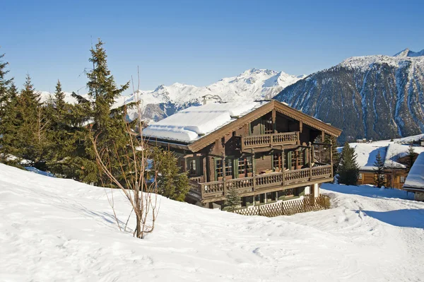 Berghütte im Schnee — Stockfoto
