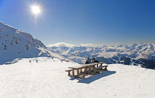 Skifahrer entspannen auf der Piste — Stockfoto