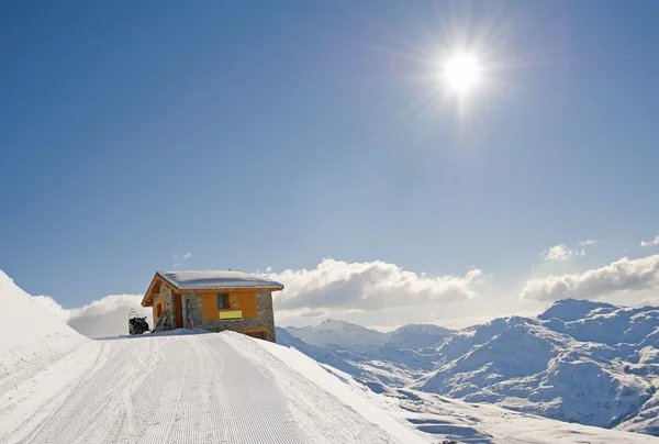 Einsame Berghütte in der Sonne — Stockfoto