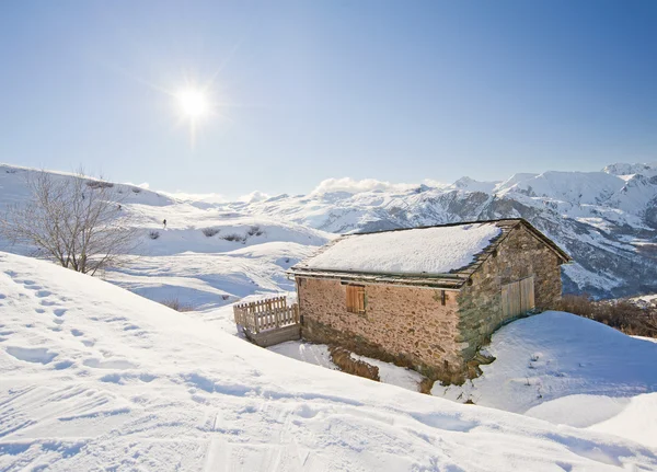 Cabaña de montaña aislada al sol —  Fotos de Stock