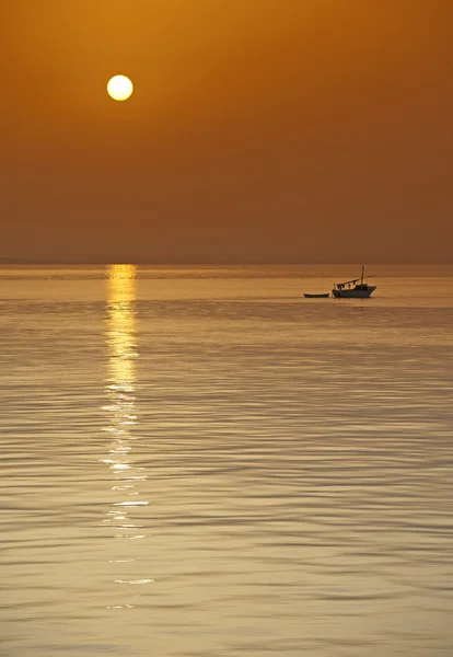 小渔船在夕阳 — 图库照片