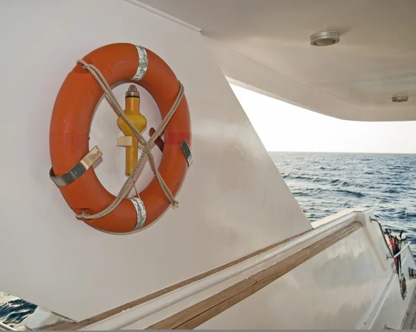 Nooduitrusting op een boot — Stockfoto