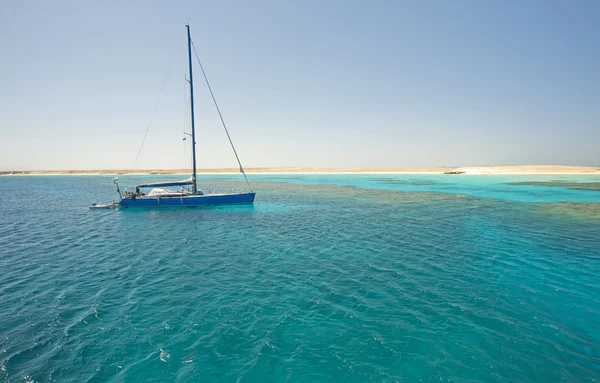 Tropikal bir lagün içinde büyük yelkenli yat — Stok fotoğraf