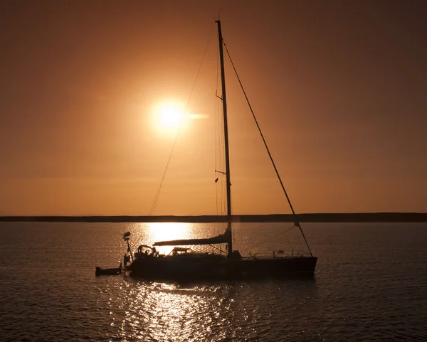 Grand voilier au coucher du soleil — Photo