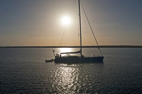 Stor segelbåt i solnedgången — Stockfoto