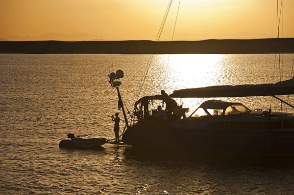 Suuri purjehdusvene auringonlaskussa — kuvapankkivalokuva