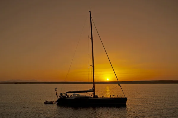 Gran yate de vela en la puesta del sol — Foto de Stock
