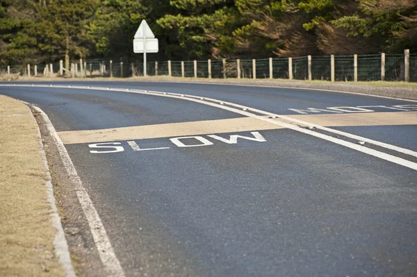 Langsames Schild auf einer Landstraße — Stockfoto