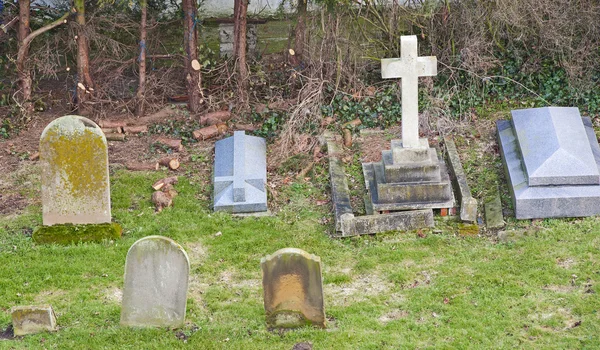Lápidas en un cementerio de la iglesia —  Fotos de Stock