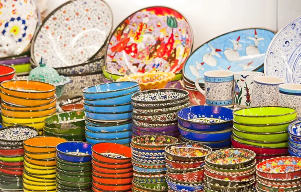 Ceramic plates and bowls at market — Stock Photo, Image