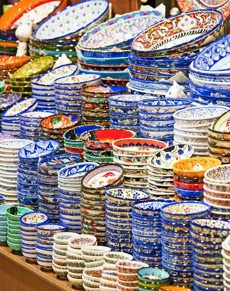 Keramische Teller und Schalen auf dem Markt — Stockfoto