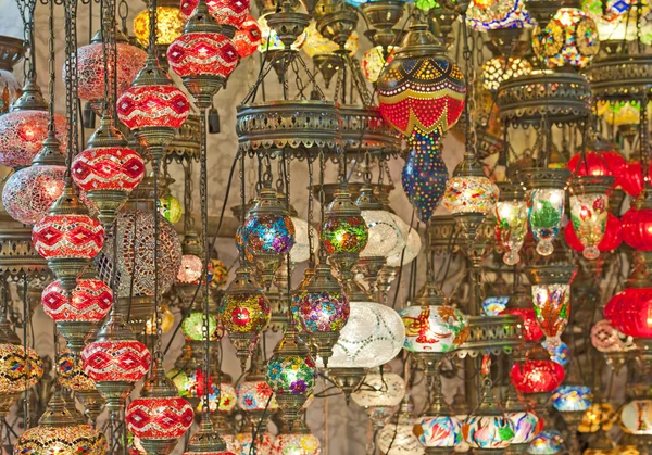 Utsmyckade lampor på ett marknadsstånd — Stockfoto