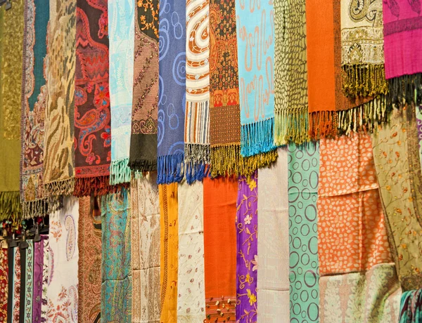 Tkaniny na stánku v tržnici — Stock fotografie