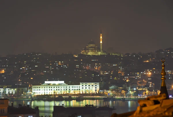 Paesaggio urbano di notte con una grande moschea — Foto Stock