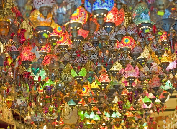 Luzes de vidro ornamentado em uma banca de mercado — Fotografia de Stock