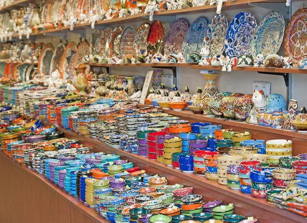 Керамические тарелки и миски на рынке — стоковое фото