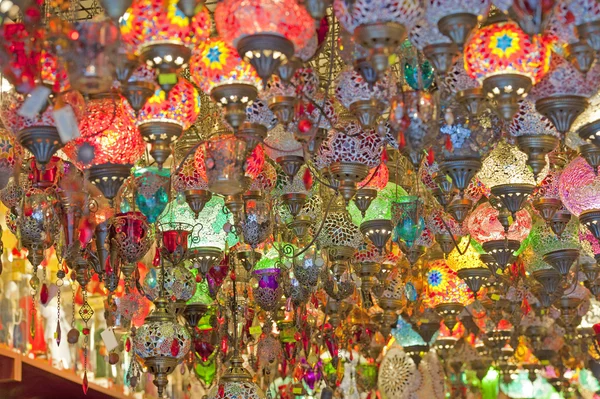 Utsmyckade lampor på ett marknadsstånd — Stockfoto
