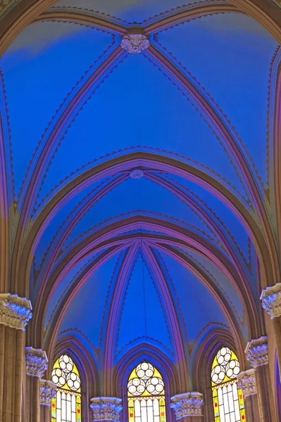Klenutý strop uvnitř kostela — Stock fotografie