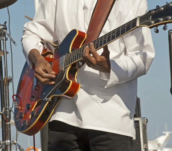 Guitarrista tocando música ao vivo — Fotografia de Stock