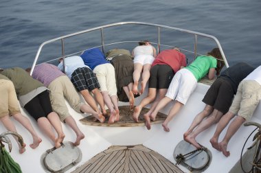 Grup üzerinde bir teknenin pruva bakarak