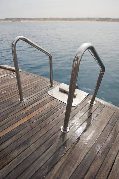 Trilhos de metal na parte de trás de um barco — Fotografia de Stock