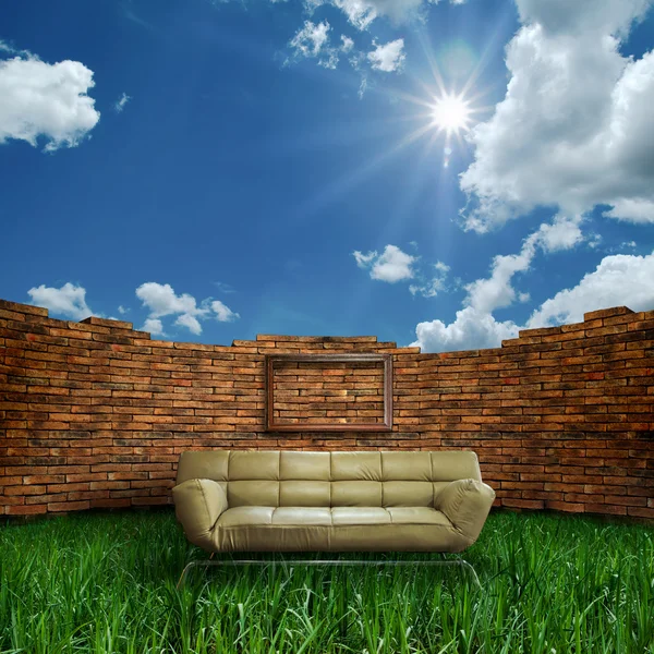 Світло-коричневий кольоровий диван — стокове фото