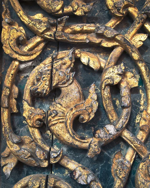 Дракон, вырезанный на деревянной двери — стоковое фото
