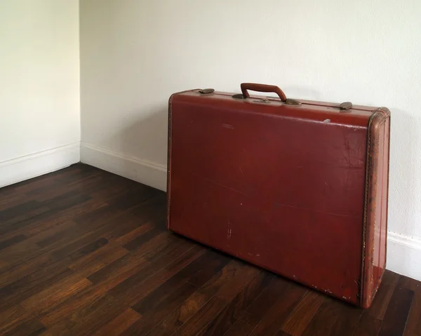 Стара валіза на дерев'яній підлозі Стокове Зображення
