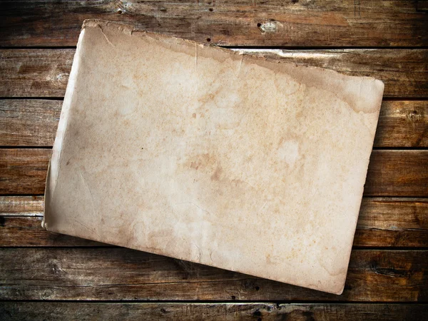 Старая бумага на дереве панели — стоковое фото