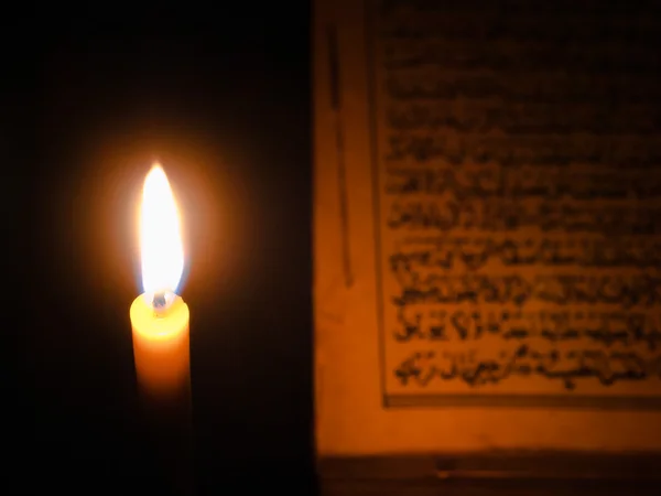 Candel licht en al-quran — Stockfoto