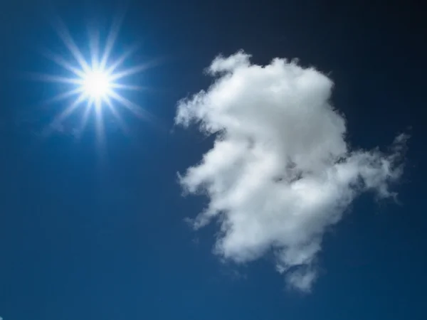 Cielo nuvola e luce del sole — Foto Stock