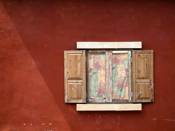 木製の窓を開く — ストック写真