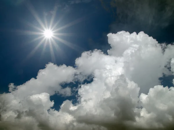 Brilla el sol en el cielo azul — Stockfoto