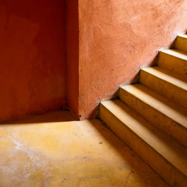 Escada amarela e parede laranja — Fotografia de Stock