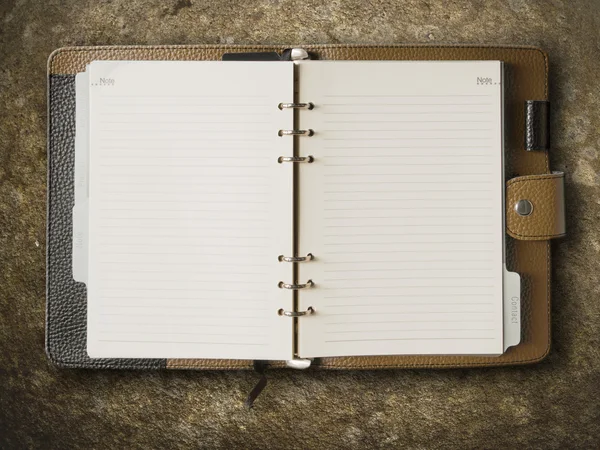 Capa de couro preto e marrom de notebook aglutinante — Fotografia de Stock