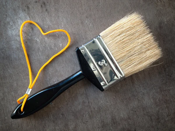 Sarı bir ip ile boya fırçası — Stok fotoğraf