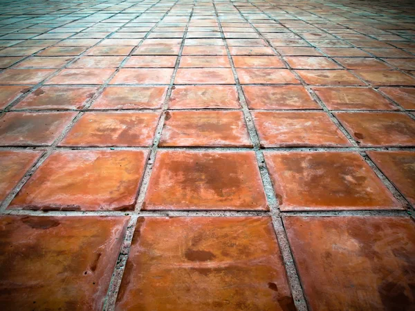 Перспектива квадратной красной плитки — стоковое фото