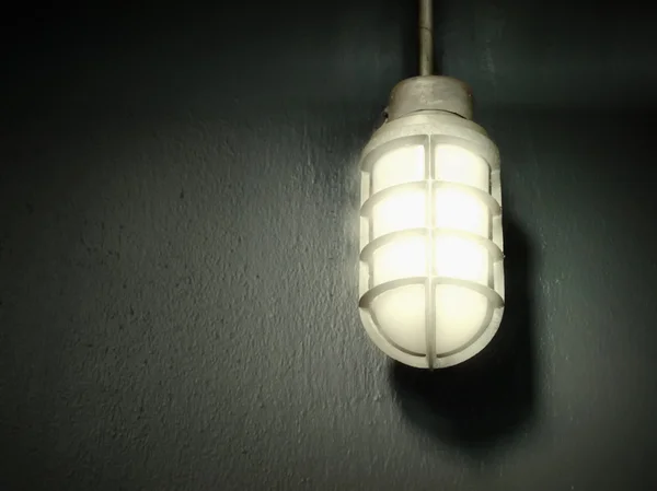 Стальная серая лампа на стене — стоковое фото