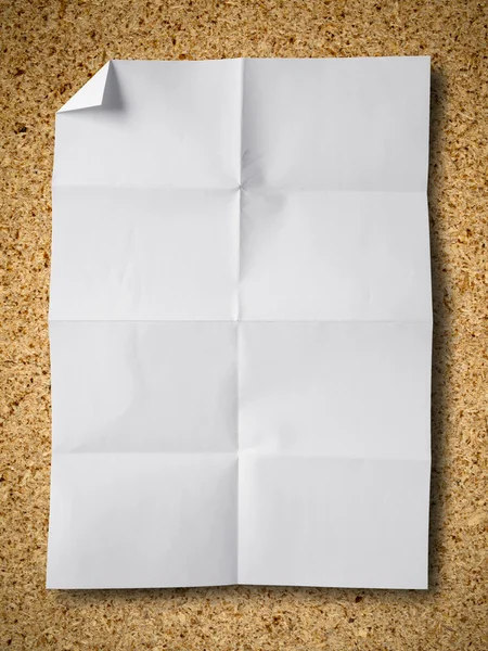 Verfrommeld papier op spaanplaat — Stockfoto