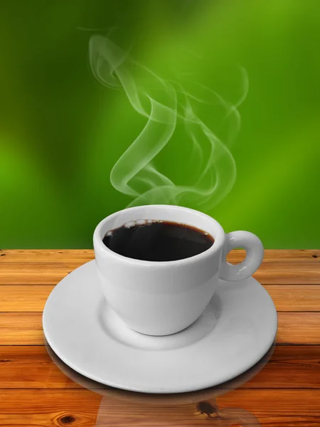 Šálek horké kávy na dřevěný stůl — Stock fotografie