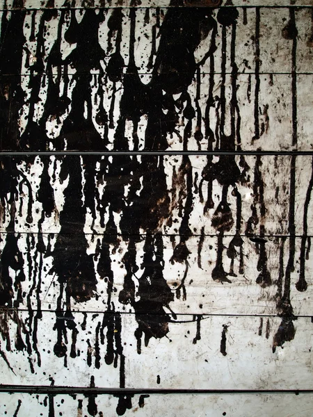 Vuile zwarte kleur druppel op de muur — Stockfoto