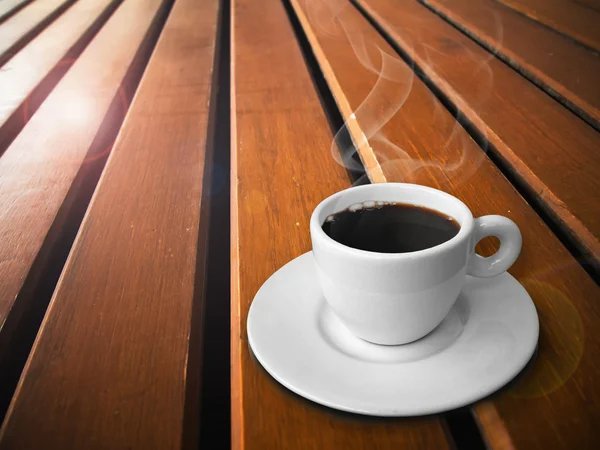 Bílý šálek horké kafe — Stock fotografie