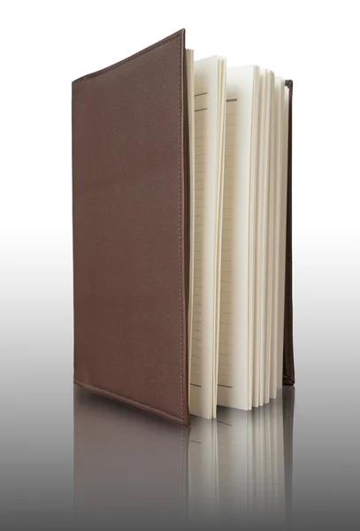 Notizbuch mit braunem Einband vertikal — Stockfoto