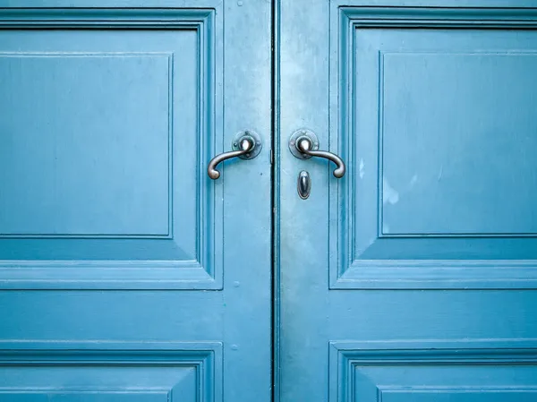 Старая двойная дверь окрашена в синий цвет — стоковое фото
