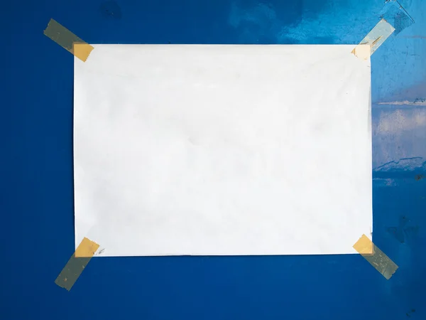 Пустая белая бумага, прикрепленная пластиковой лентой — стоковое фото