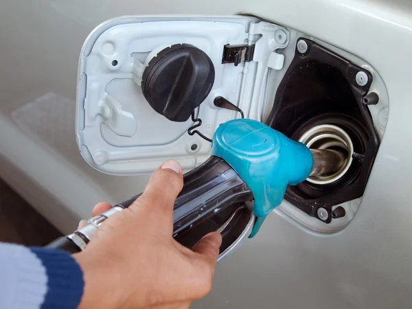 Pompa paliwa niebieski przytrzymanie ręka — Zdjęcie stockowe