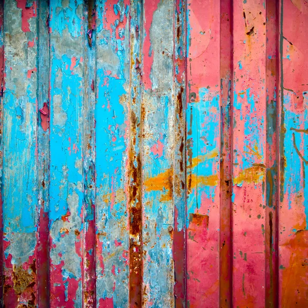 Tinta de cor vermelha e azul na parede de metal — Fotografia de Stock